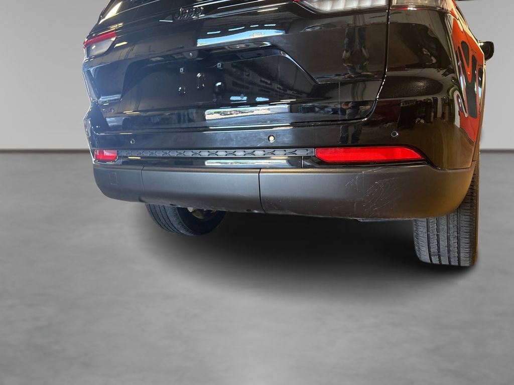 Used 2023 Jeep Grand Cherokee Altitude AWD/4WD image 18