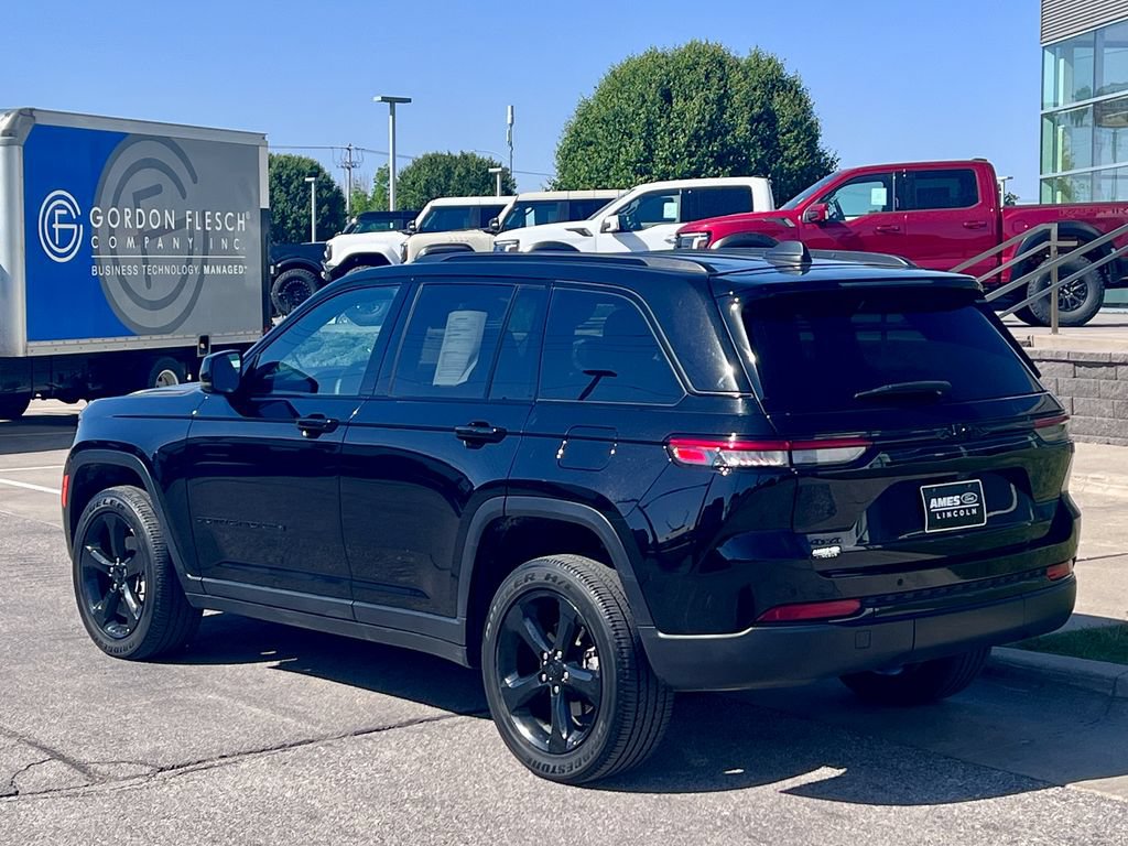 Used 2023 Jeep Grand Cherokee Altitude AWD/4WD image 4