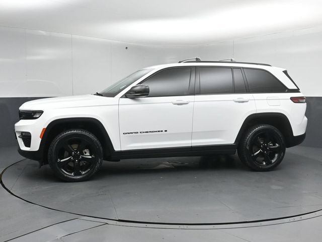 Used 2023 Jeep Grand Cherokee Limited w/ Black Appearance Package AWD/4WD image 4