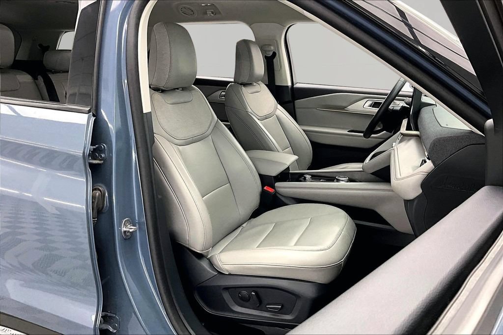 Certified 2025 Ford Explorer Active w/ Active Comfort Package AWD/4WD image 7