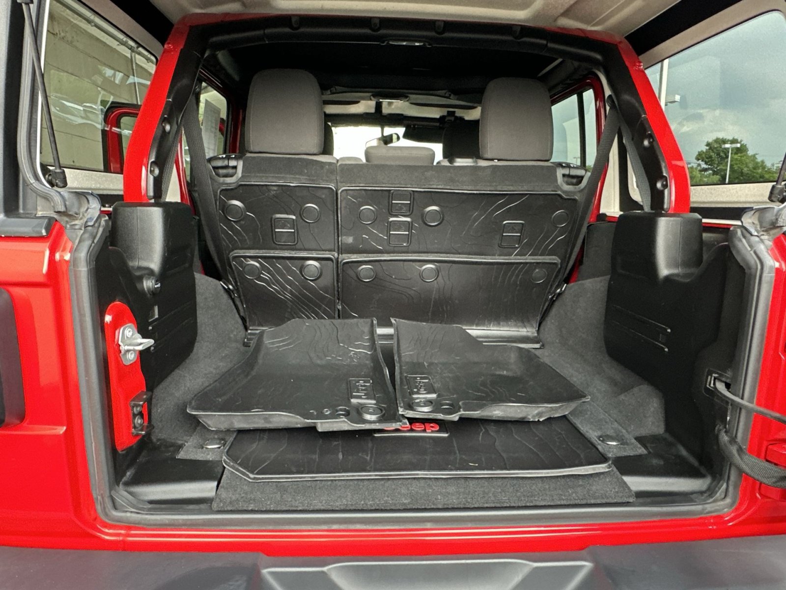 Used 2018 Jeep Wrangler Unlimited Sahara AWD/4WD image 33
