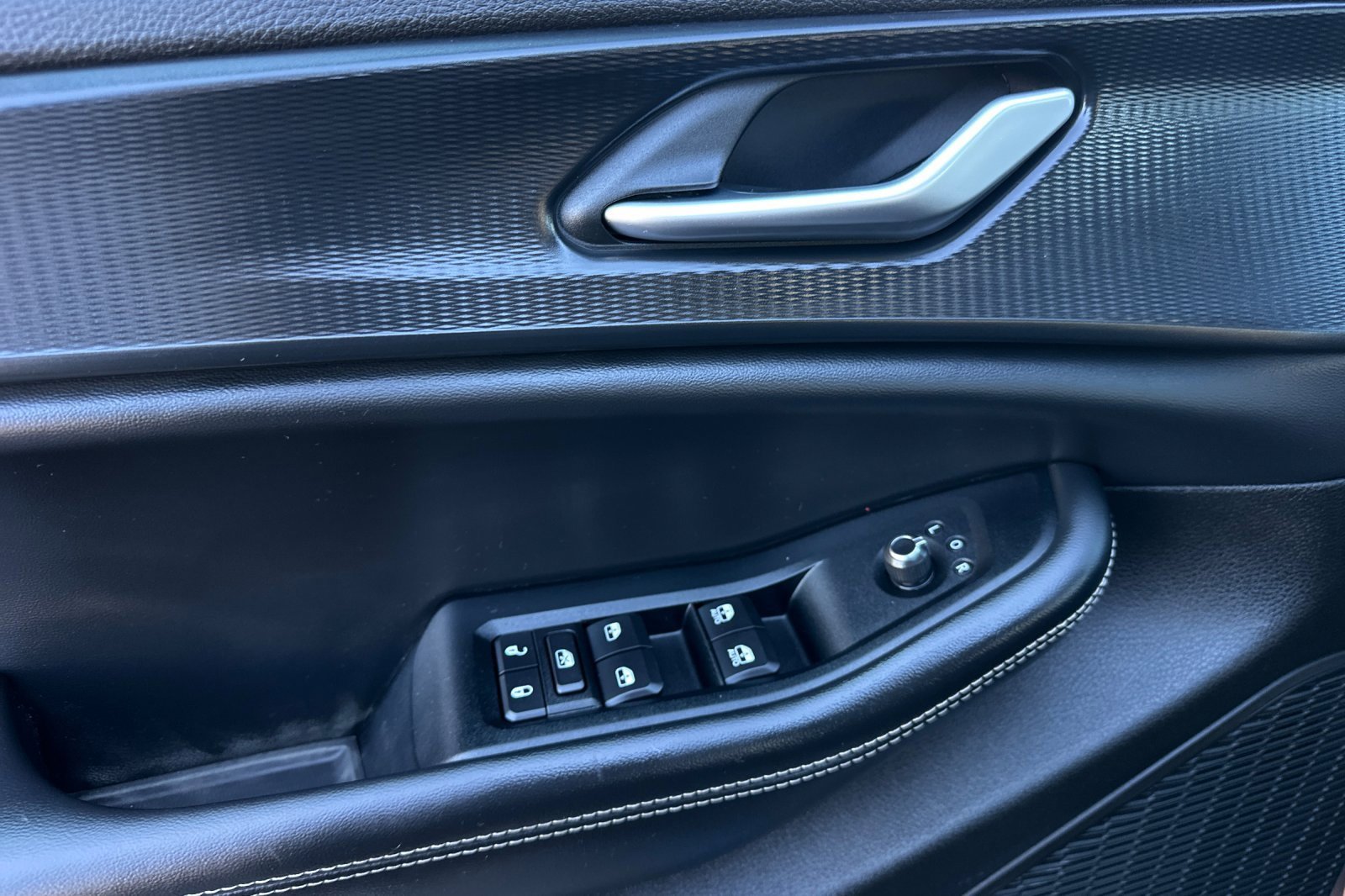 Used 2024 Jeep Grand Cherokee L Laredo image 10