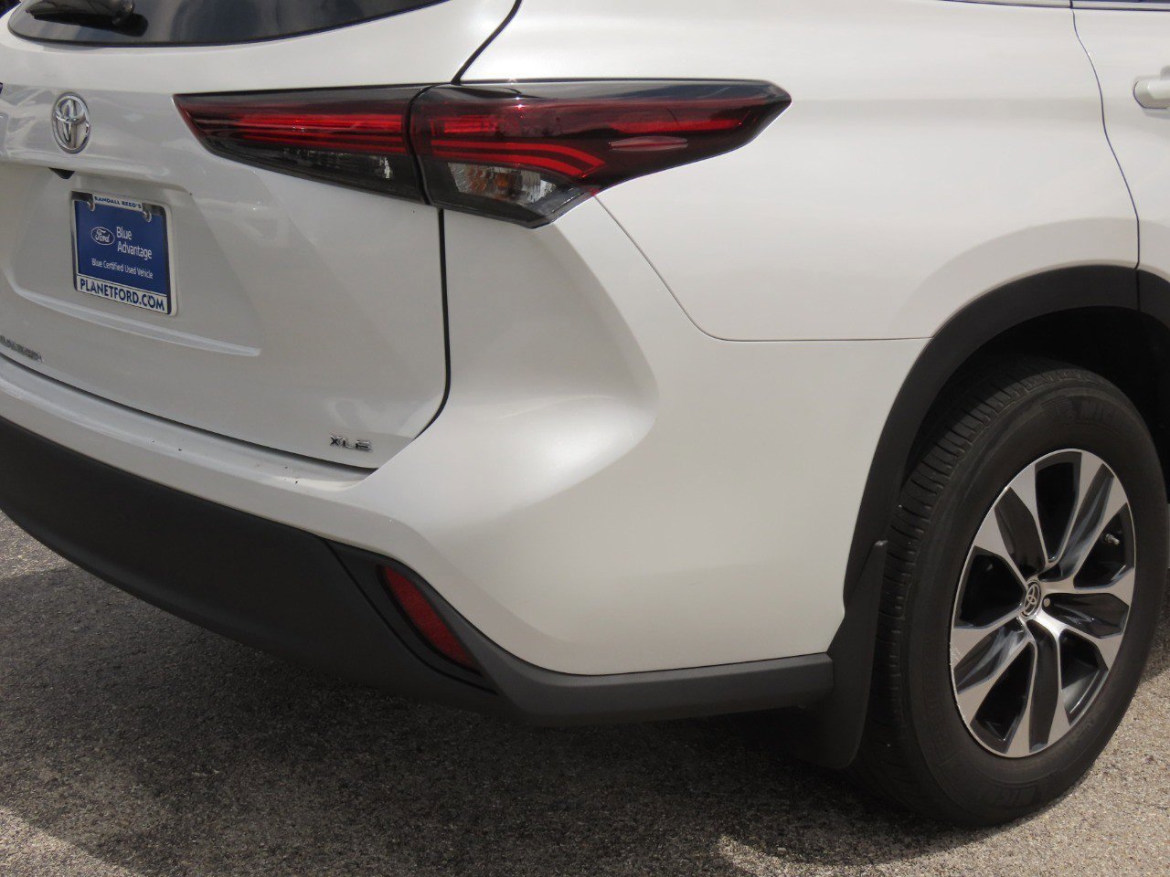 Used 2024 Toyota Highlander XLE FWD image 12