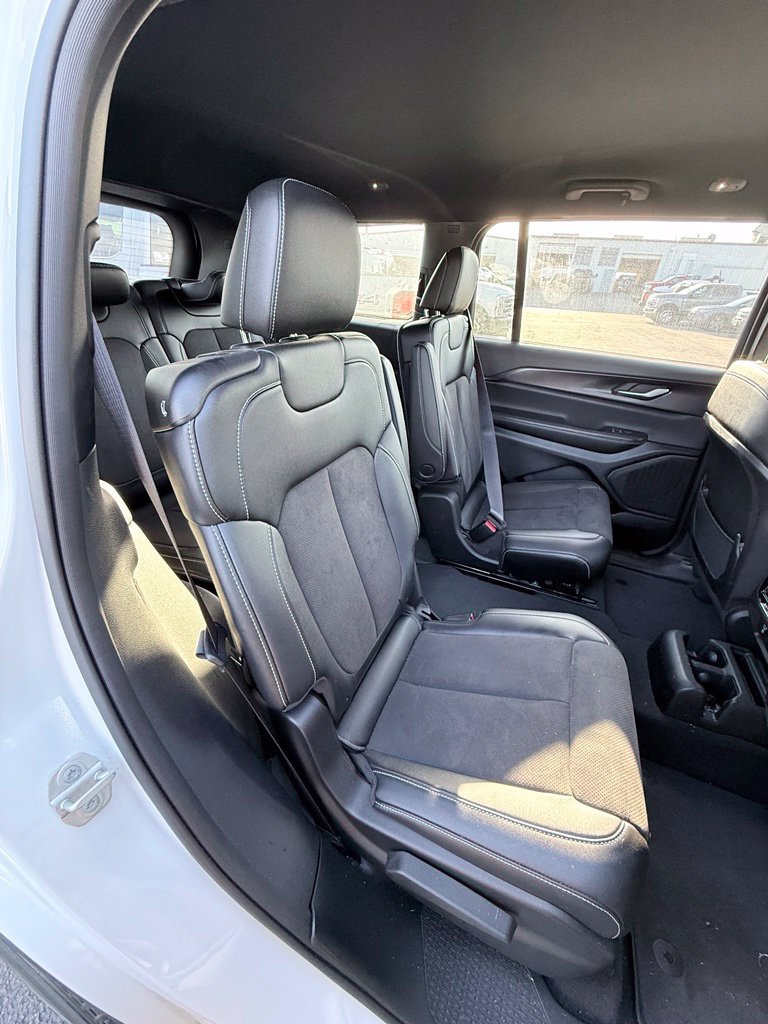Used 2023 Jeep Grand Cherokee L Laredo RWD image 6