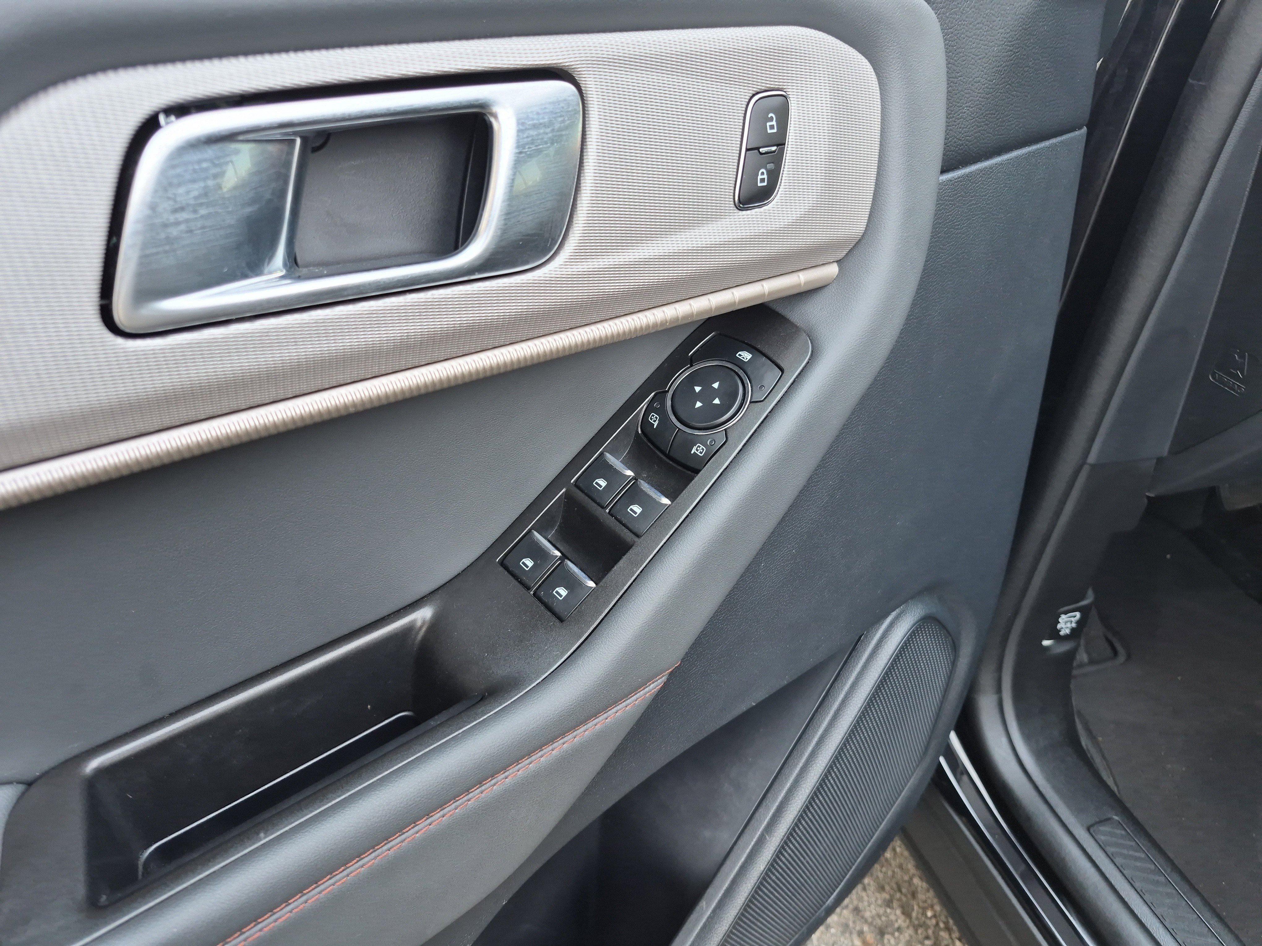 Certified 2025 Ford Explorer Active image 9