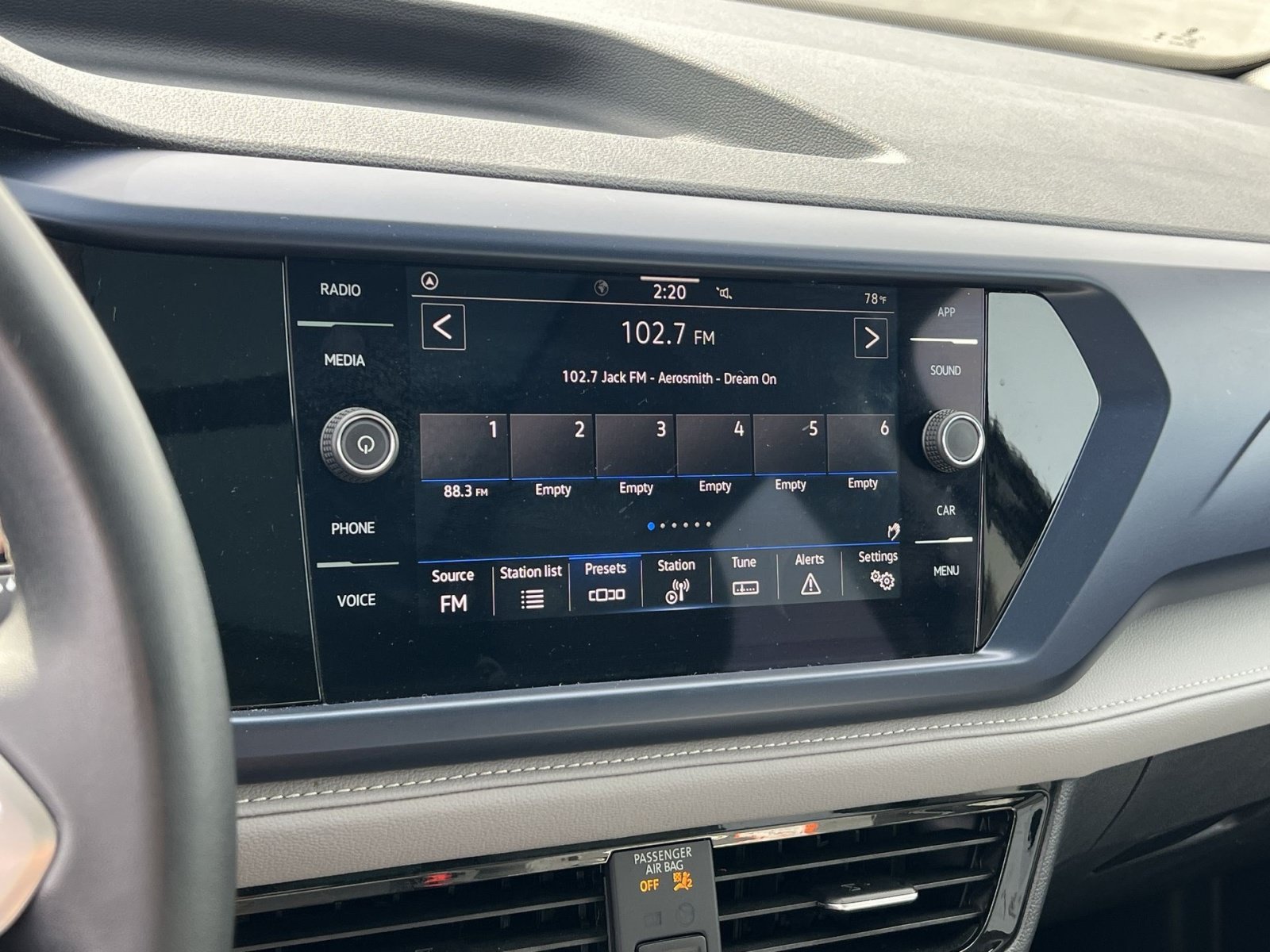 Used 2024 Volkswagen Taos SE w/ Panoramic Sunroof Package FWD image 18