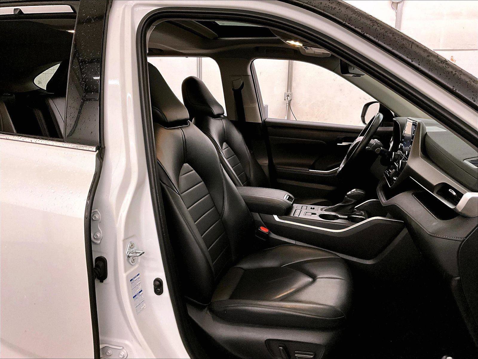 Used 2022 Toyota Highlander XLE AWD/4WD image 7