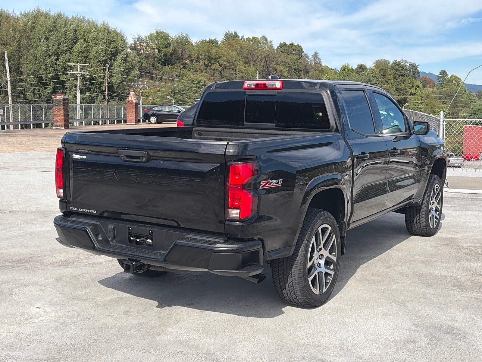 Used 2023 Chevrolet Colorado Z71 w/ Z71 Convenience Package 2 AWD/4WD image 3