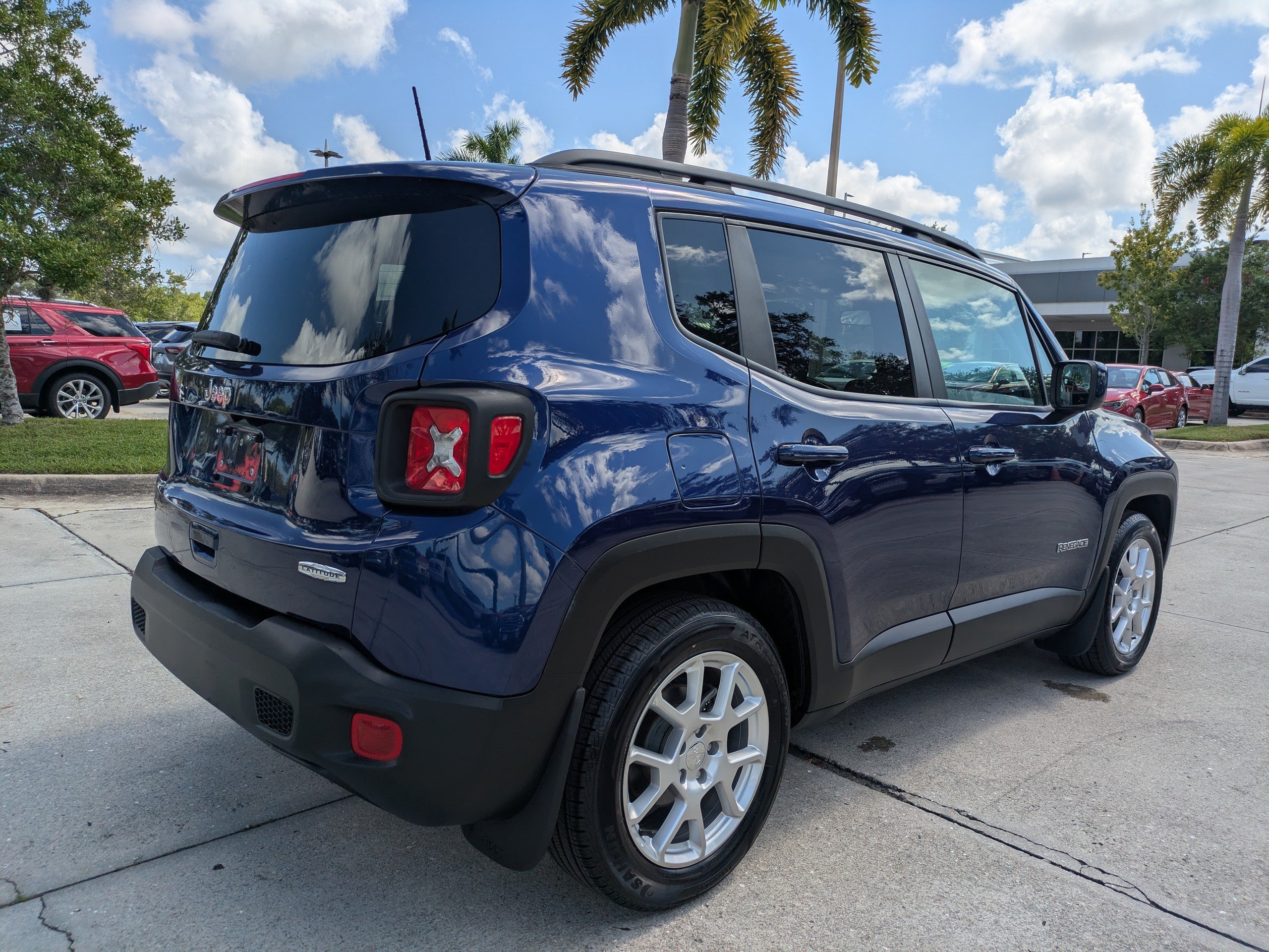 Used 2021 Jeep Renegade Latitude w/ Sun & Sound Group FWD image 4