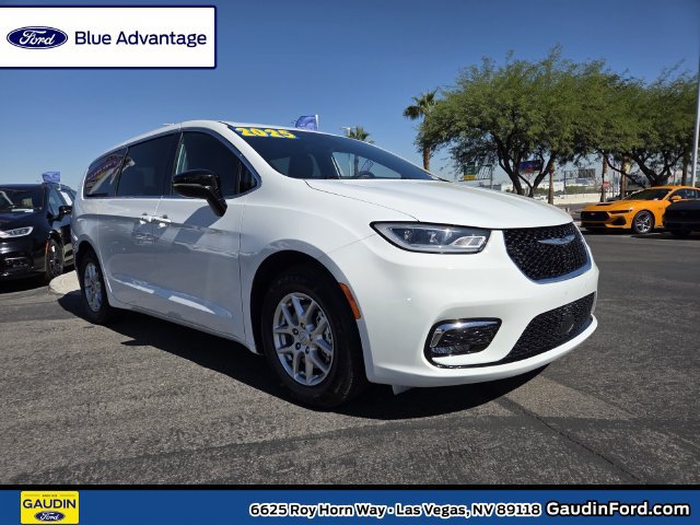 Used 2025 Chrysler Pacifica Select