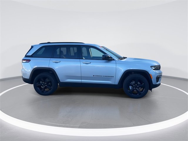 Used 2023 Jeep Grand Cherokee Limited w/ Luxury Tech Group II image 7