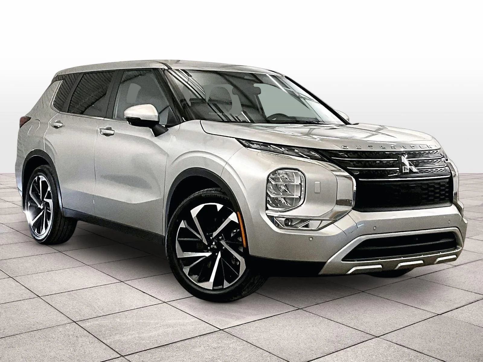 Used 2022 Mitsubishi Outlander SE AWD/4WD image 2