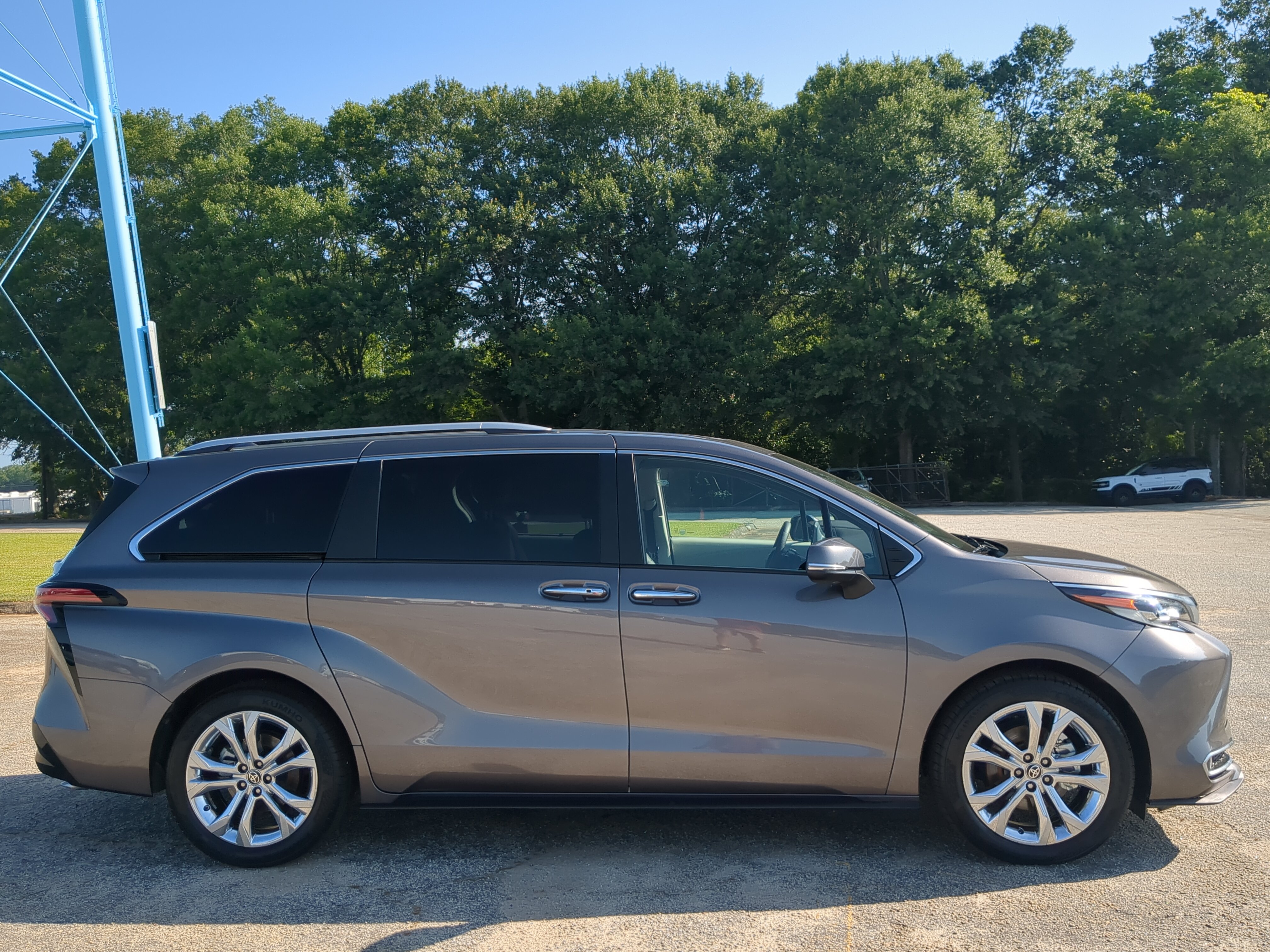 Used 2023 Toyota Sienna Platinum FWD video 2