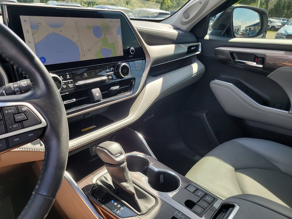 Used 2023 Toyota Highlander Limited FWD image 22