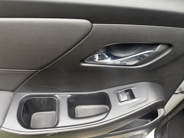 Used 2022 Chevrolet Traverse LT FWD image 17