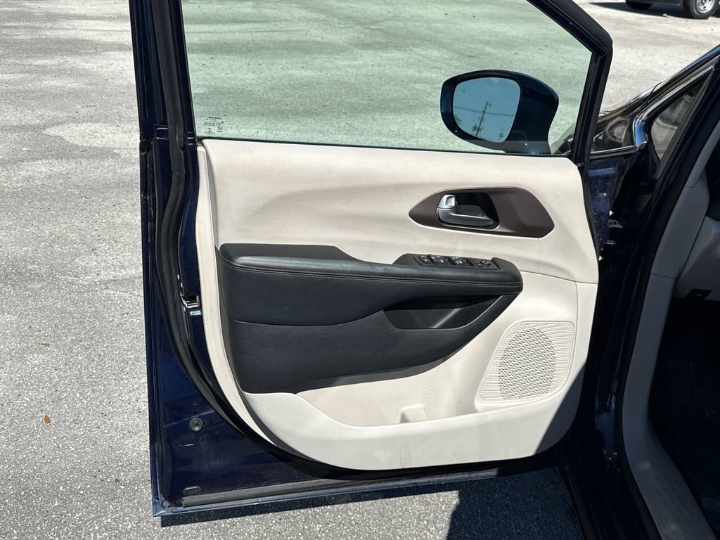 Used 2017 Chrysler Pacifica Touring-L w/ 13 Speaker Alpine Sound Group image 13