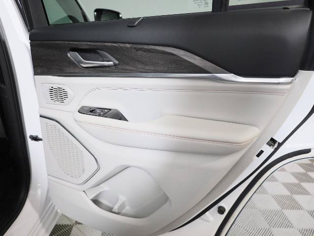 Used 2022 Jeep Grand Cherokee Overland w/ Luxury Tech Group IV AWD/4WD image 31