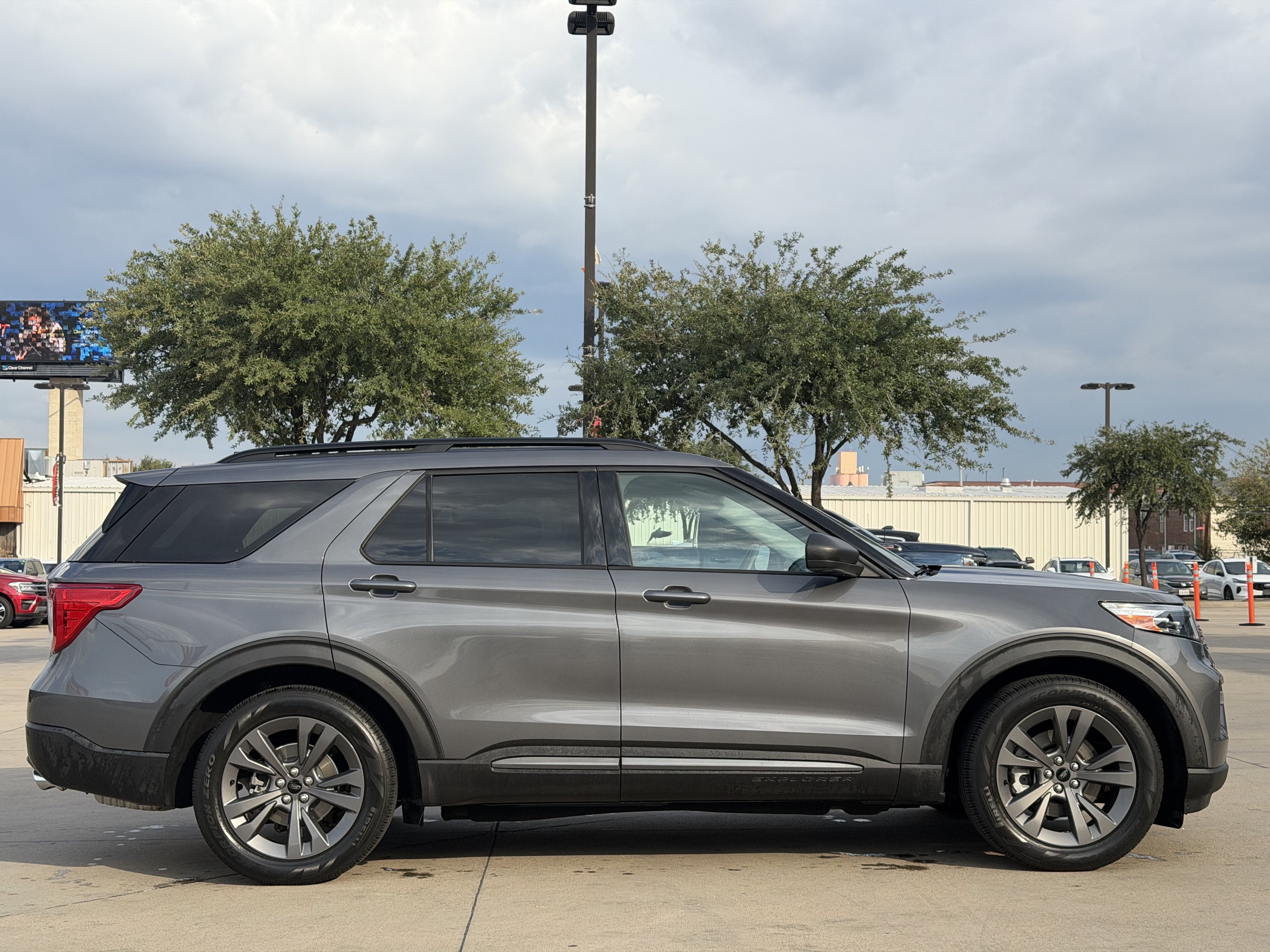 Certified 2021 Ford Explorer XLT w/ Equipment Group 202A RWD image 3