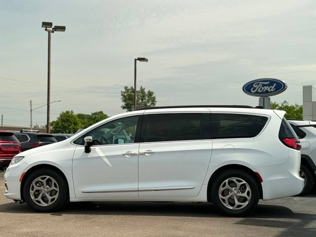 Used 2023 Chrysler Pacifica Limited FWD image 42