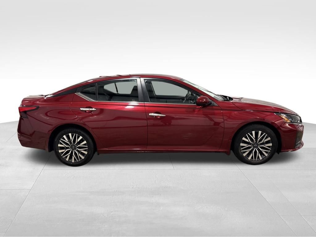 Used 2023 Nissan Altima 2.5 SV w/ SV Premium Package image 6