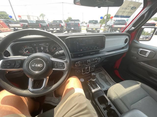 Used 2025 Jeep Wrangler Unlimited Sahara AWD/4WD image 17