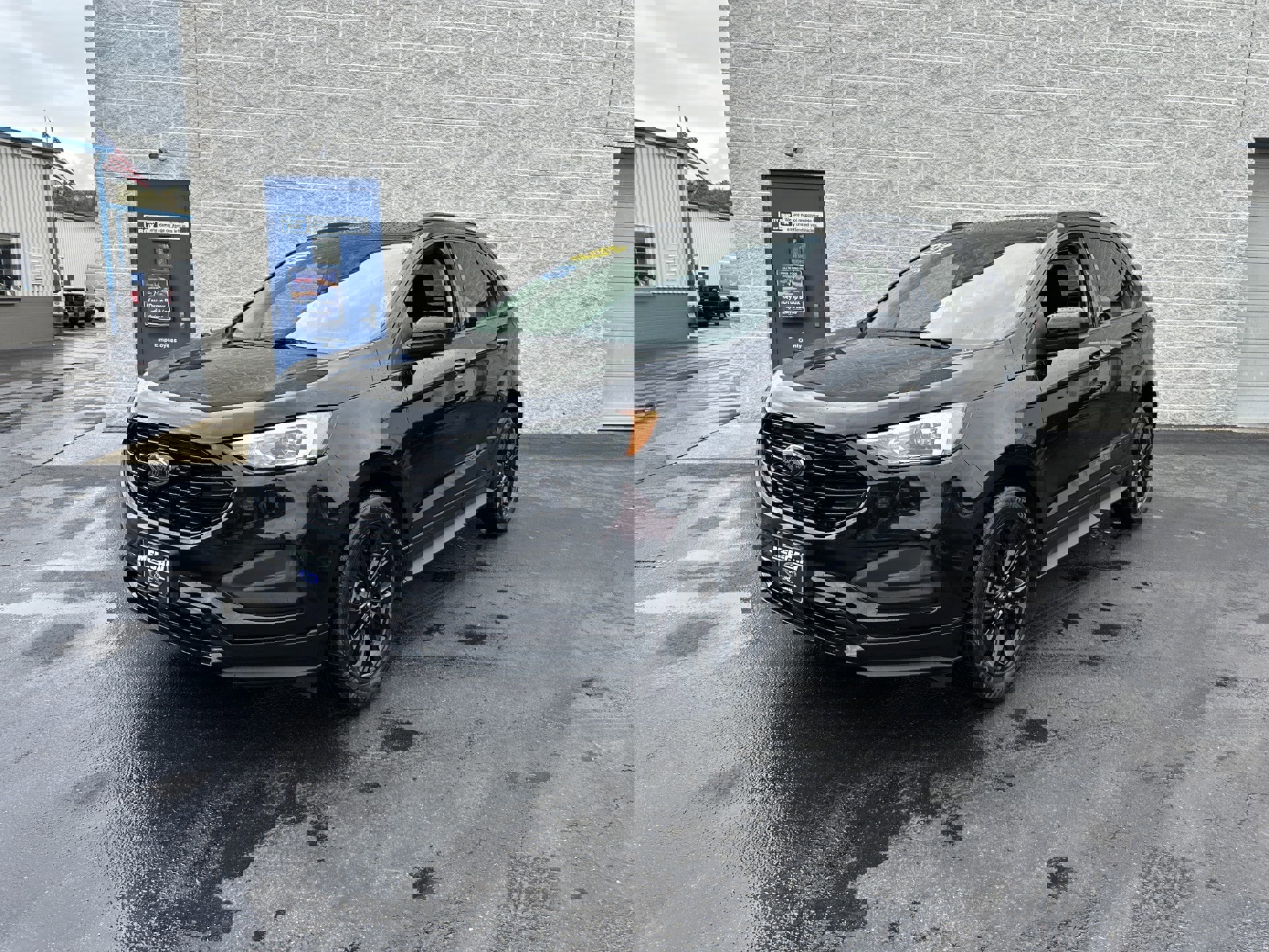Certified 2022 Ford Edge SE w/ Black Appearance Package image 3