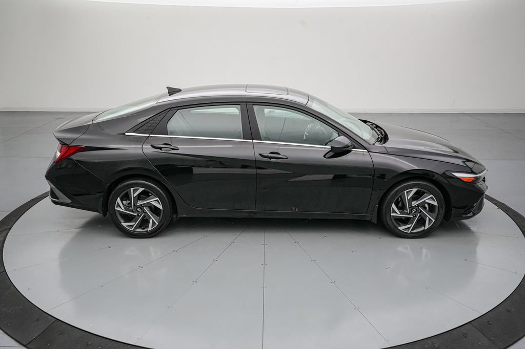 Used 2025 Hyundai Elantra SEL FWD video 3