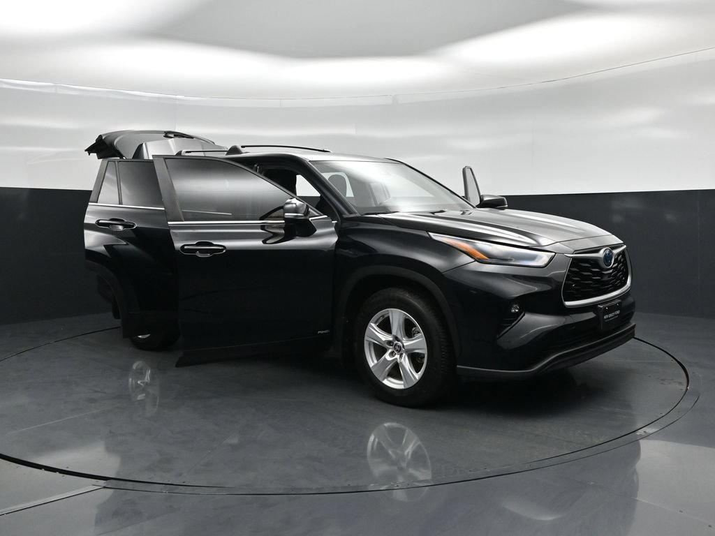 Used 2023 Toyota Highlander LE AWD/4WD image 32