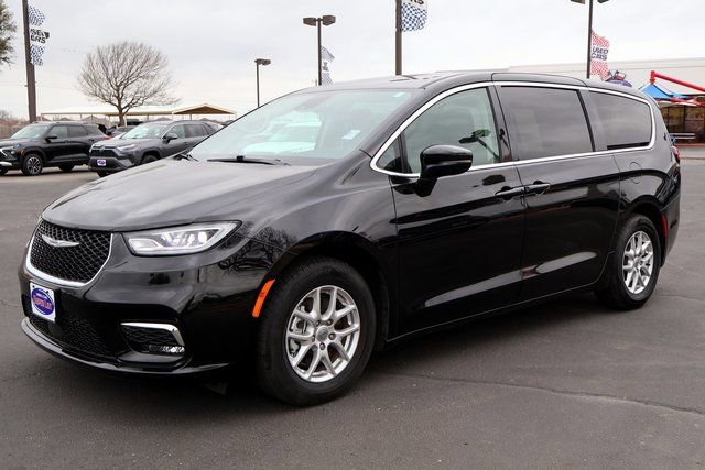 Used 2024 Chrysler Pacifica Touring-L image 8