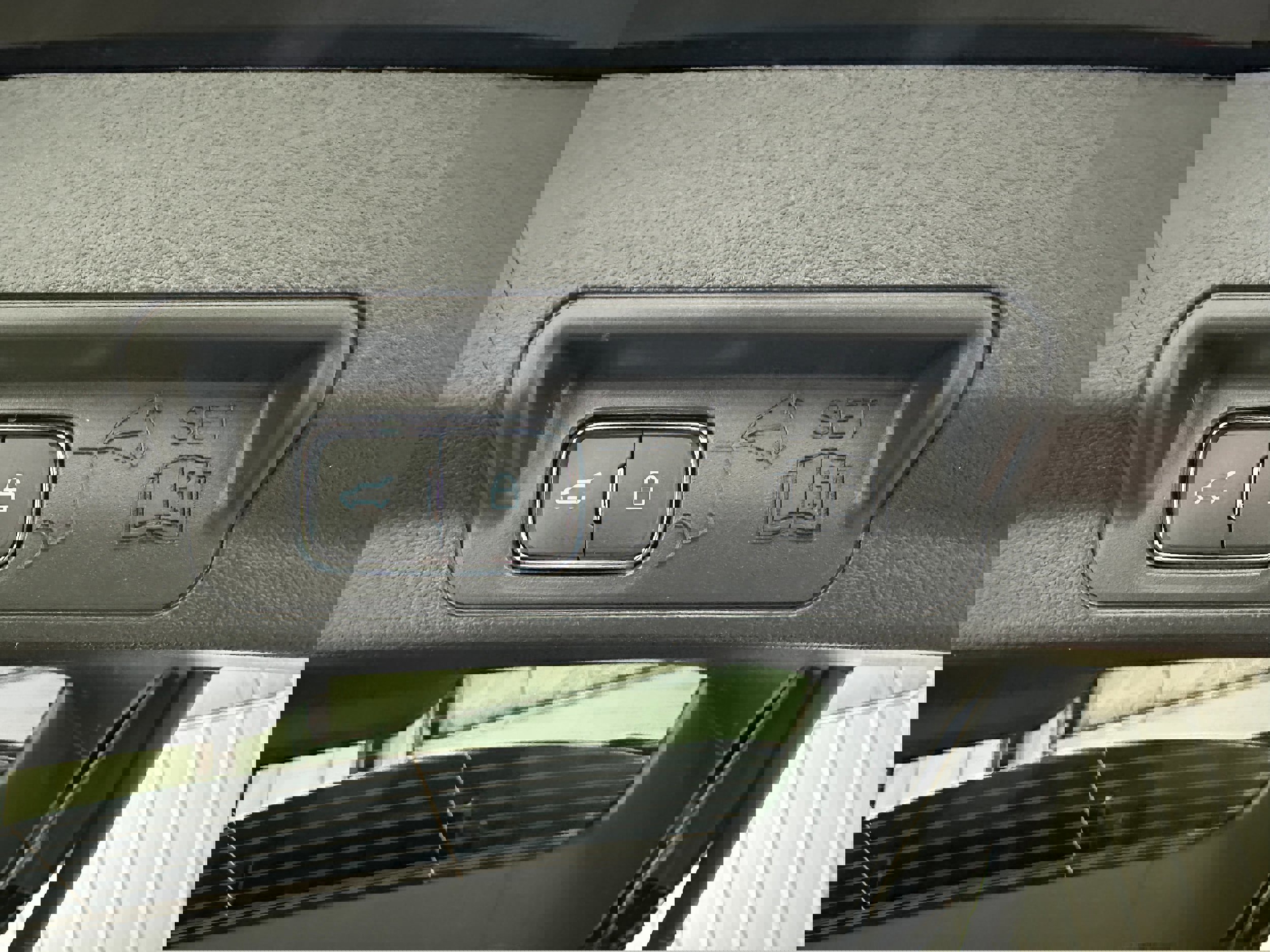 Certified 2025 Ford Explorer ST-Line image 30