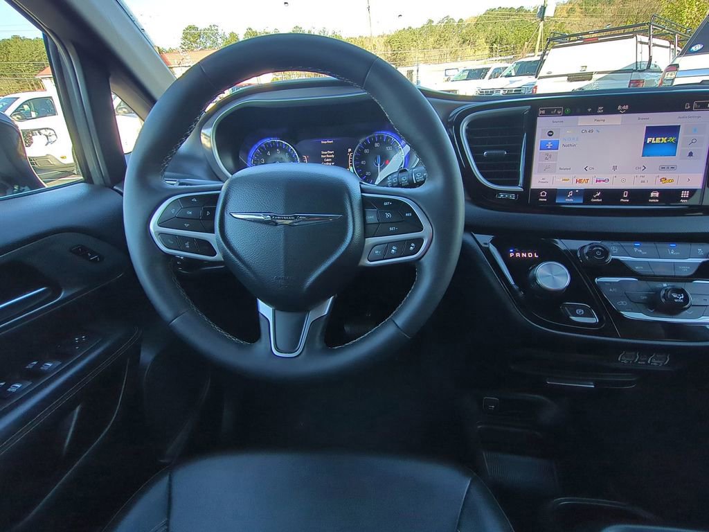 Used 2025 Chrysler Pacifica Select image 17