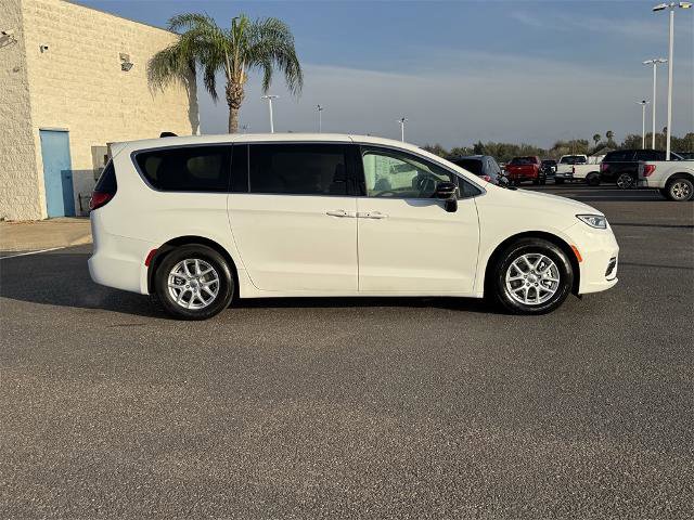 Used 2024 Chrysler Pacifica Touring-L image 6