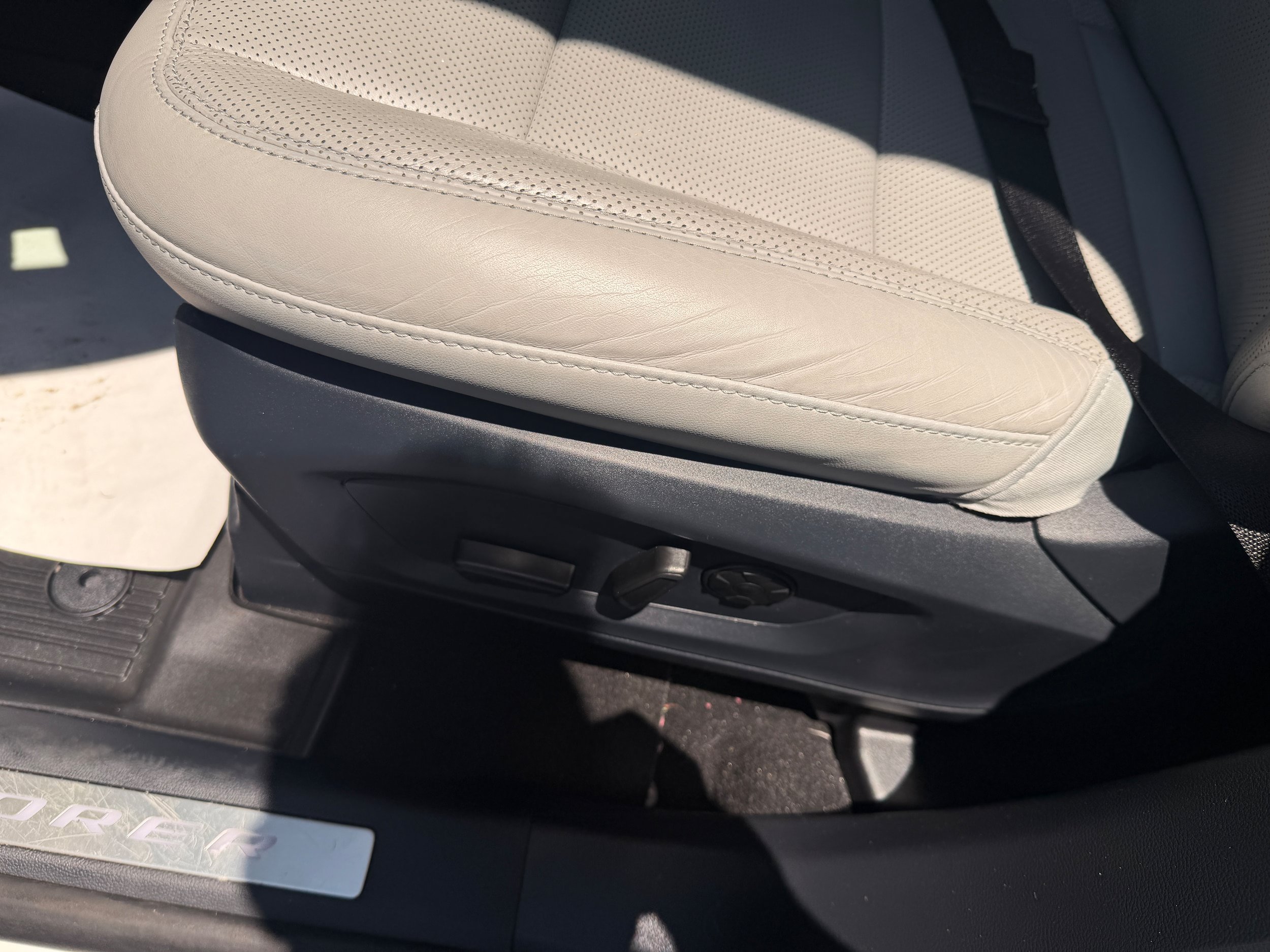 Certified 2025 Ford Explorer Platinum w/ LUX Leather Package AWD/4WD image 19