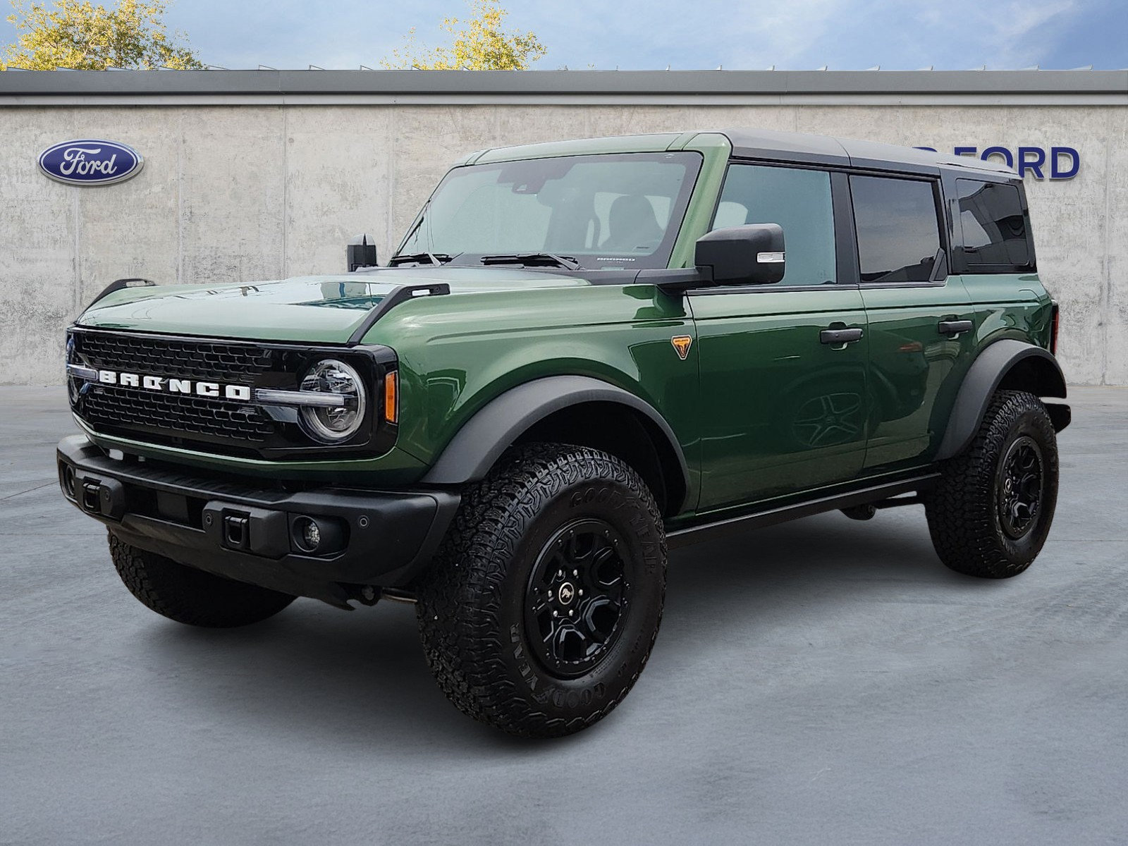 Certified 2025 Ford Bronco Badlands AWD/4WD image 3