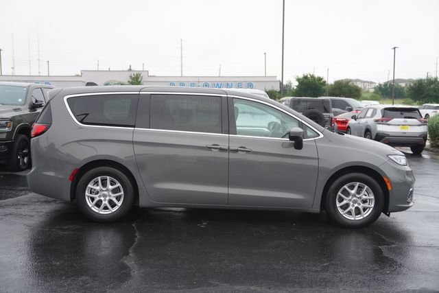 Used 2023 Chrysler Pacifica Touring-L FWD image 5