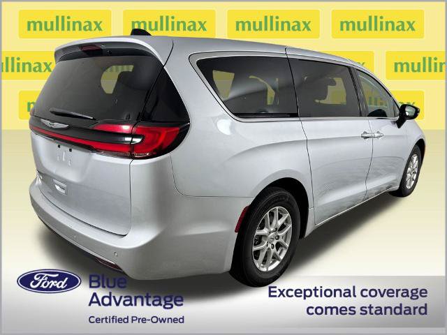 Used 2024 Chrysler Pacifica Touring-L FWD image 4
