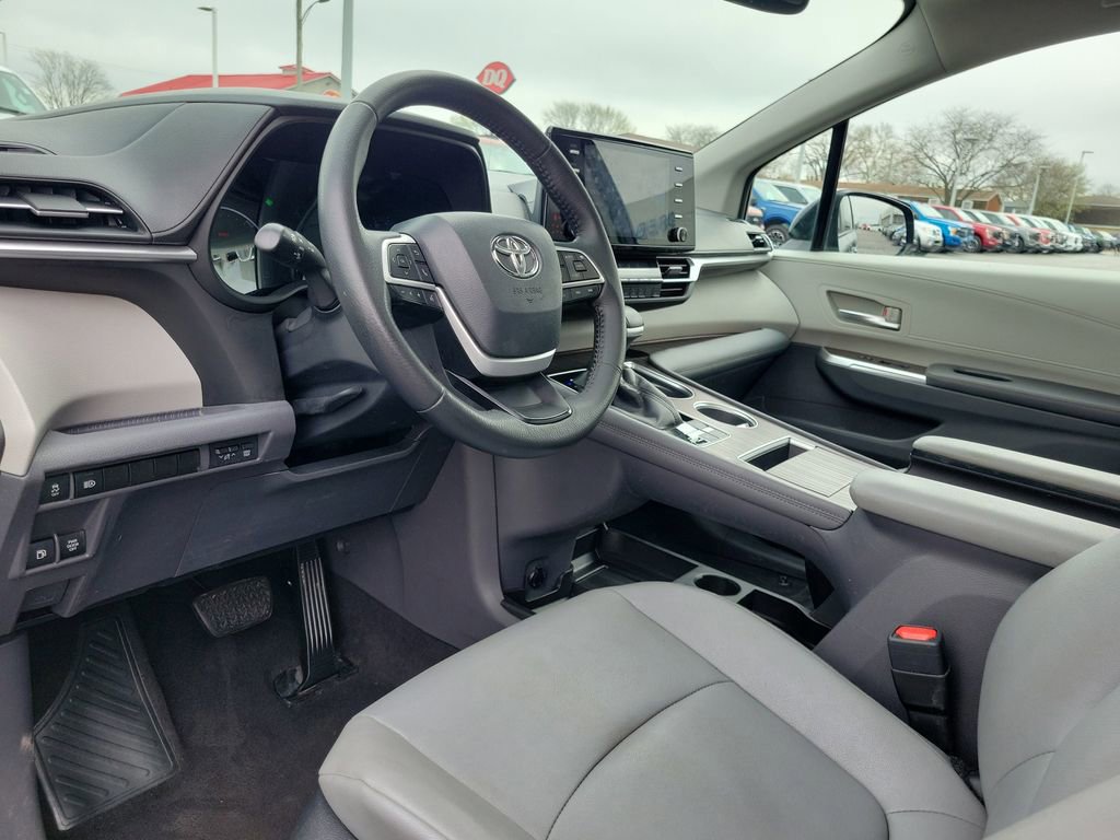 Used 2022 Toyota Sienna XLE image 21