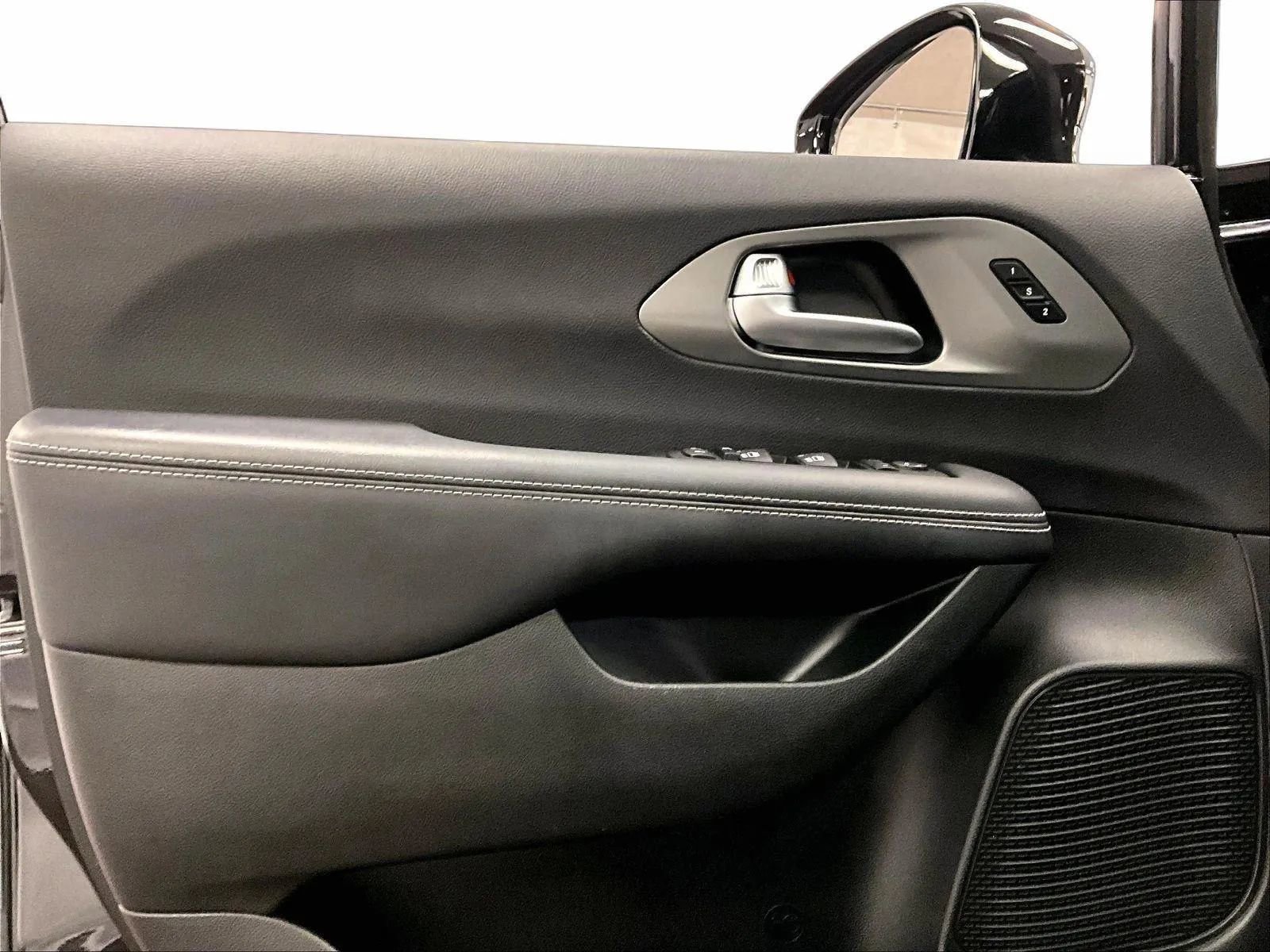 Used 2025 Chrysler Pacifica Select image 22