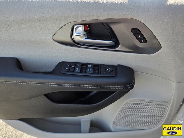 Used 2024 Chrysler Pacifica Touring-L FWD image 19