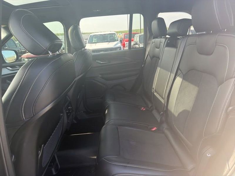 Used 2025 Jeep Grand Cherokee Altitude AWD/4WD image 15