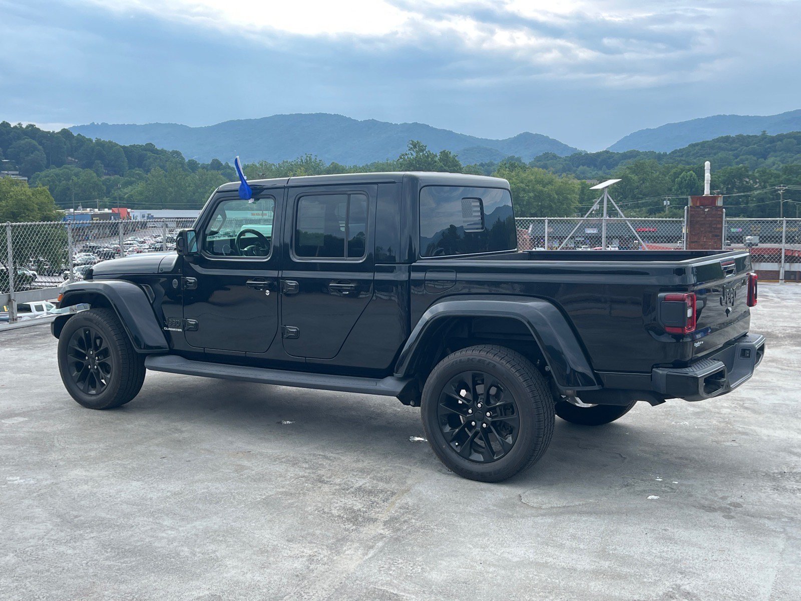 Used 2021 Jeep Gladiator Overland AWD/4WD image 5