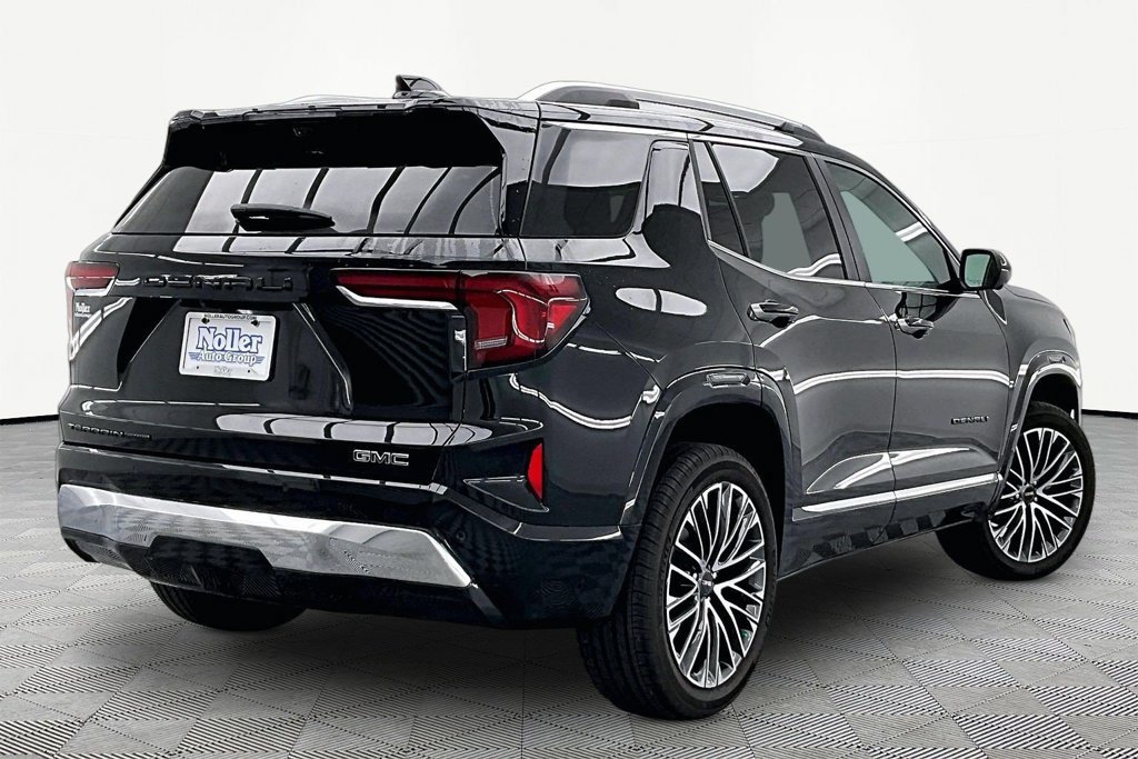 Used 2026 GMC Terrain Denali w/ LPO, Black Badging Package AWD/4WD image 2