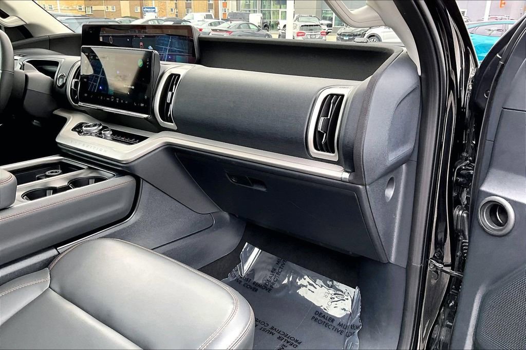 Certified 2025 Ford Expedition Active AWD/4WD image 15