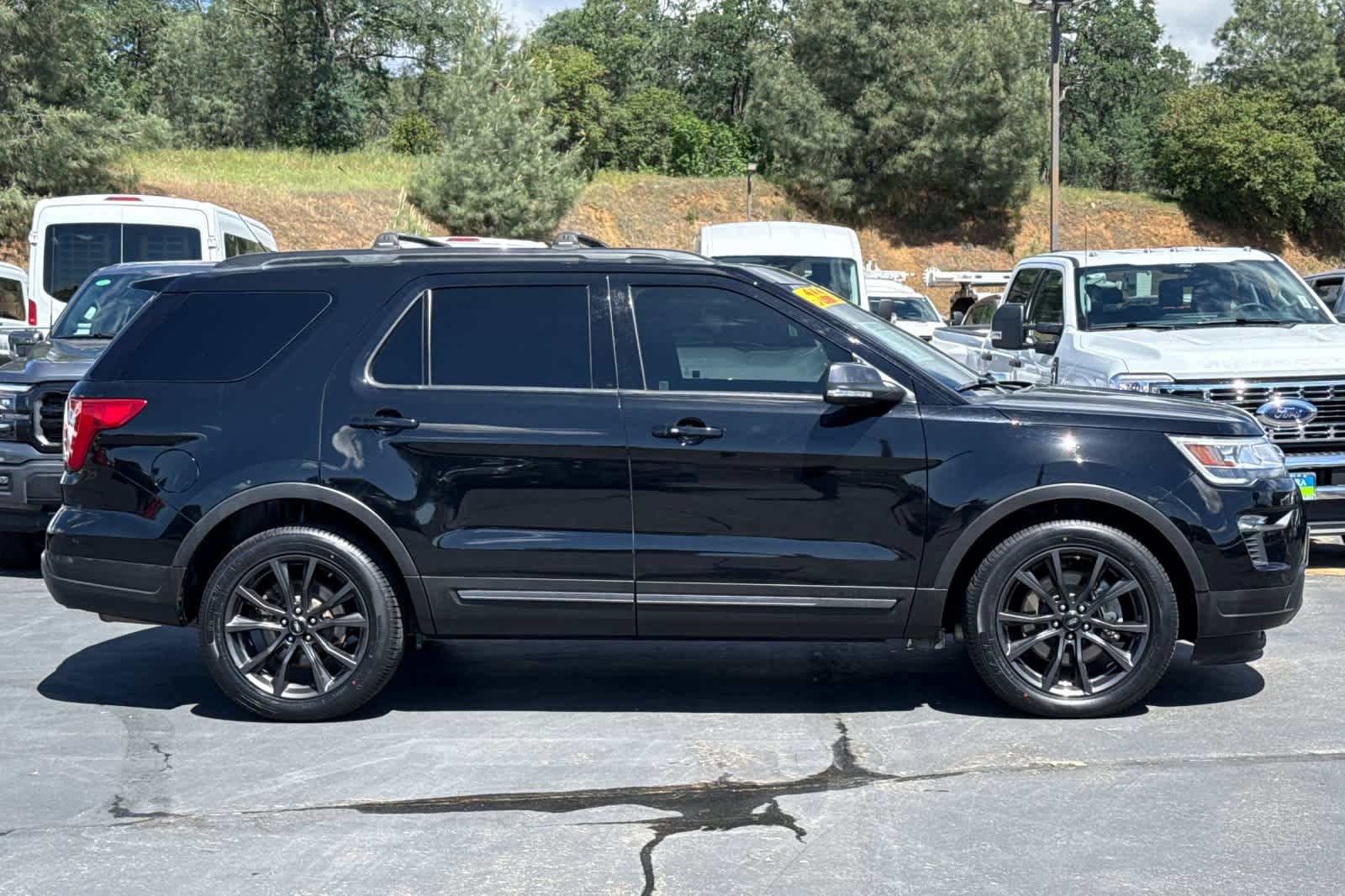 Certified 2018 Ford Explorer XLT w/ Equipment Group 202A AWD/4WD image 3