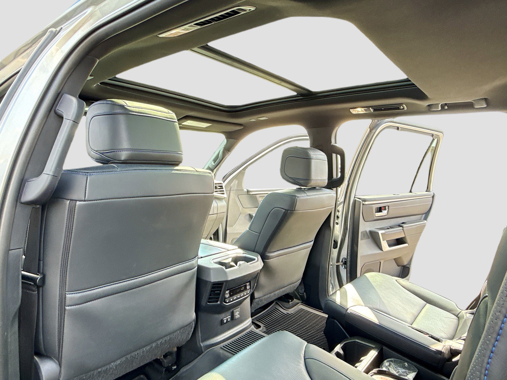 Used 2023 Toyota Sequoia Platinum AWD/4WD image 9