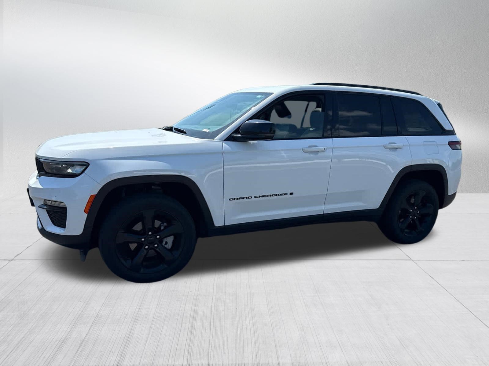 Used 2024 Jeep Grand Cherokee Limited w/ Black Appearance Package AWD/4WD image 5