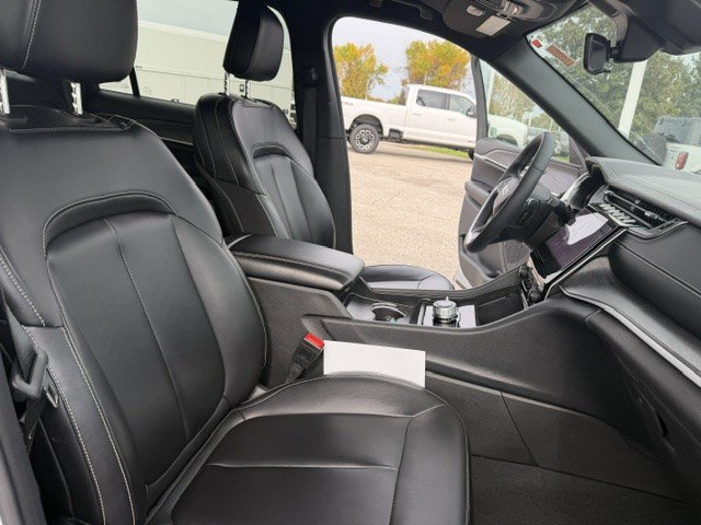 Used 2025 Jeep Grand Cherokee L Limited AWD/4WD image 39