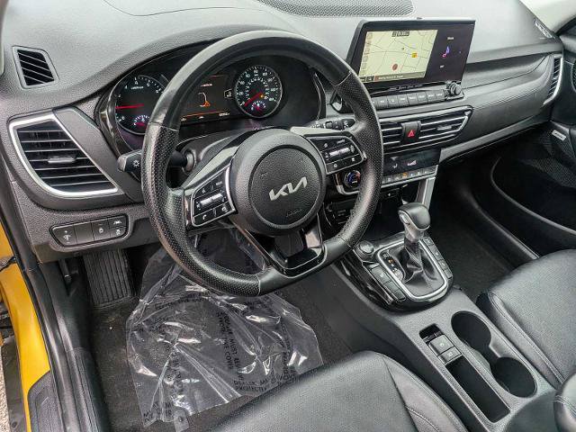 Used 2023 Kia Seltos SX w/ SX Sunroof Package AWD/4WD image 2