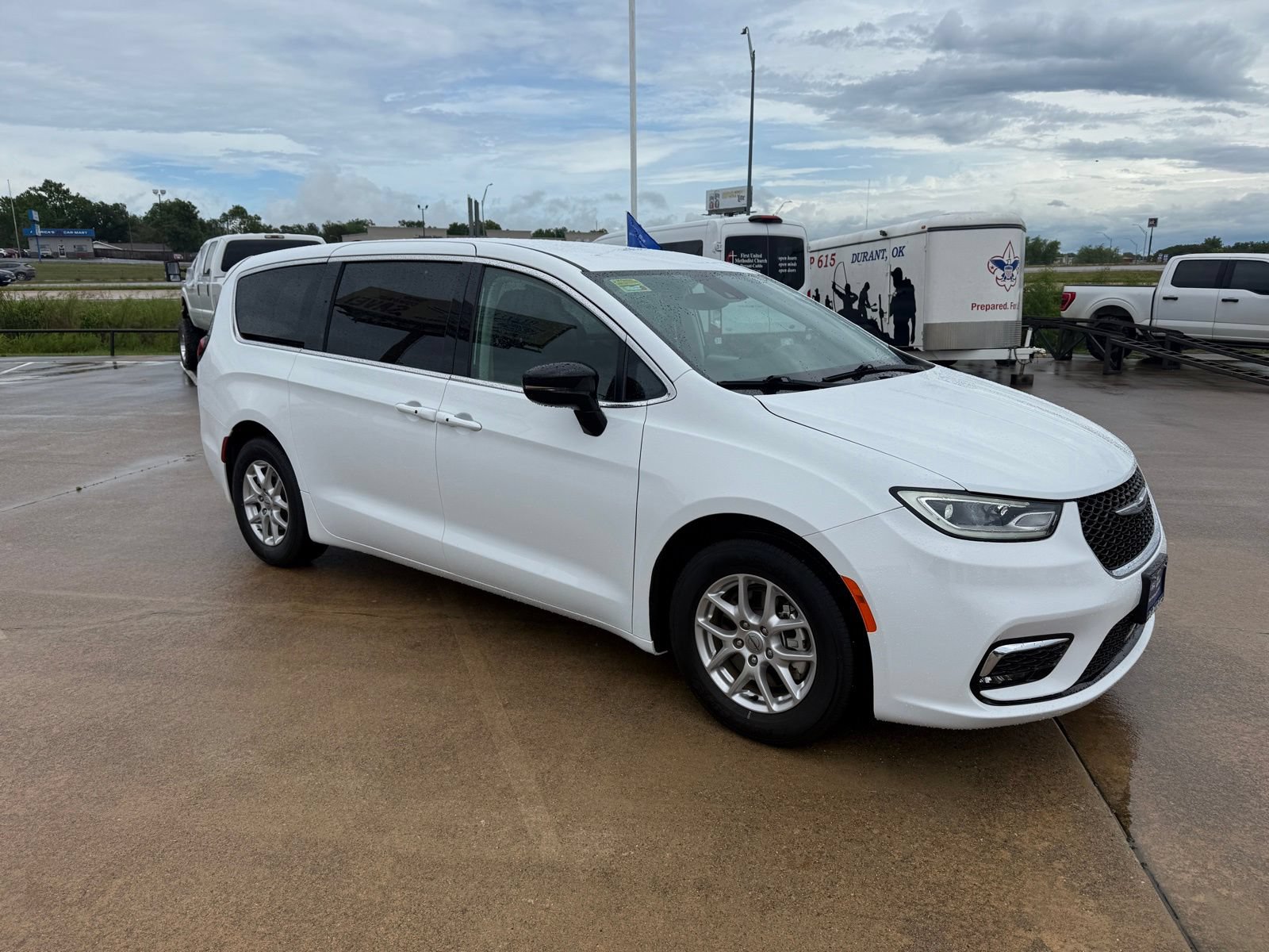Used 2024 Chrysler Pacifica Touring-L FWD image 3