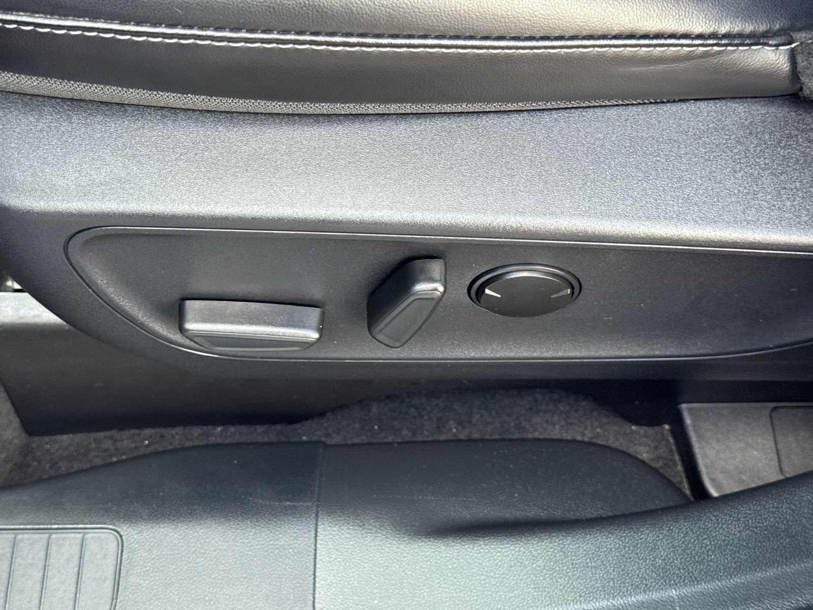 Certified 2025 Ford Escape Platinum FWD image 20